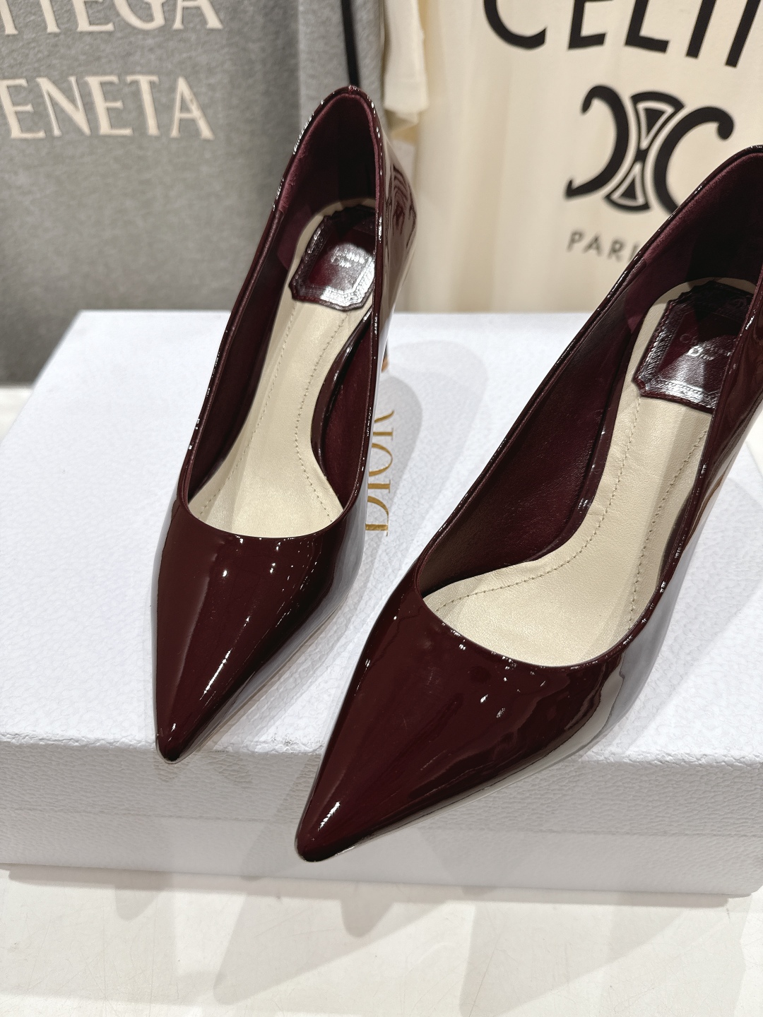 高版本出厂 DIOR*迪奥D家2025ss新款尖头高跟鞋时装鞋！顶级版本～超美的脚踝扣上脚超仙儿尖头设计