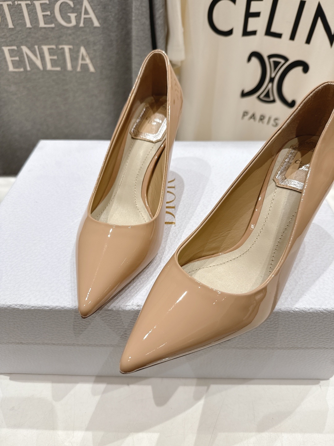 高版本出厂 DIOR*迪奥D家2025ss新款尖头高跟鞋时装鞋!顶级版本~超美的脚踝扣上脚超仙儿尖头设计