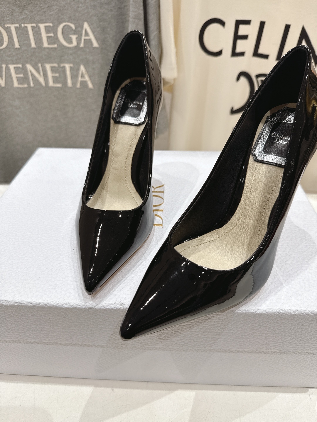 高版本出厂 DIOR*迪奥D家2025ss新款尖头高跟鞋时装鞋!顶级版本~超美的脚踝扣上脚超仙儿尖头设计