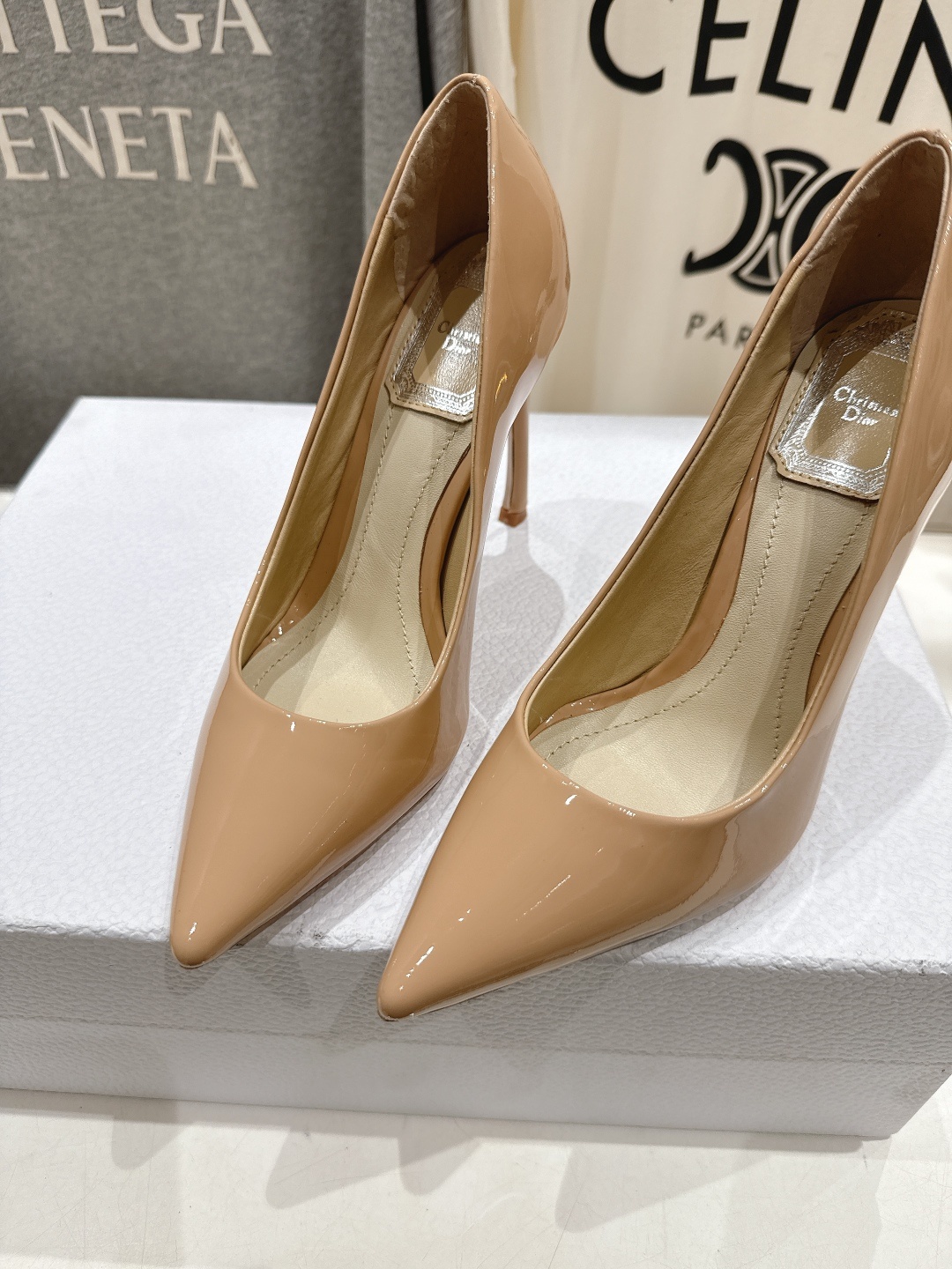 高版本出厂 DIOR*迪奥D家2025ss新款尖头高跟鞋时装鞋!顶级版本~超美的脚踝扣上脚超仙儿尖头设计