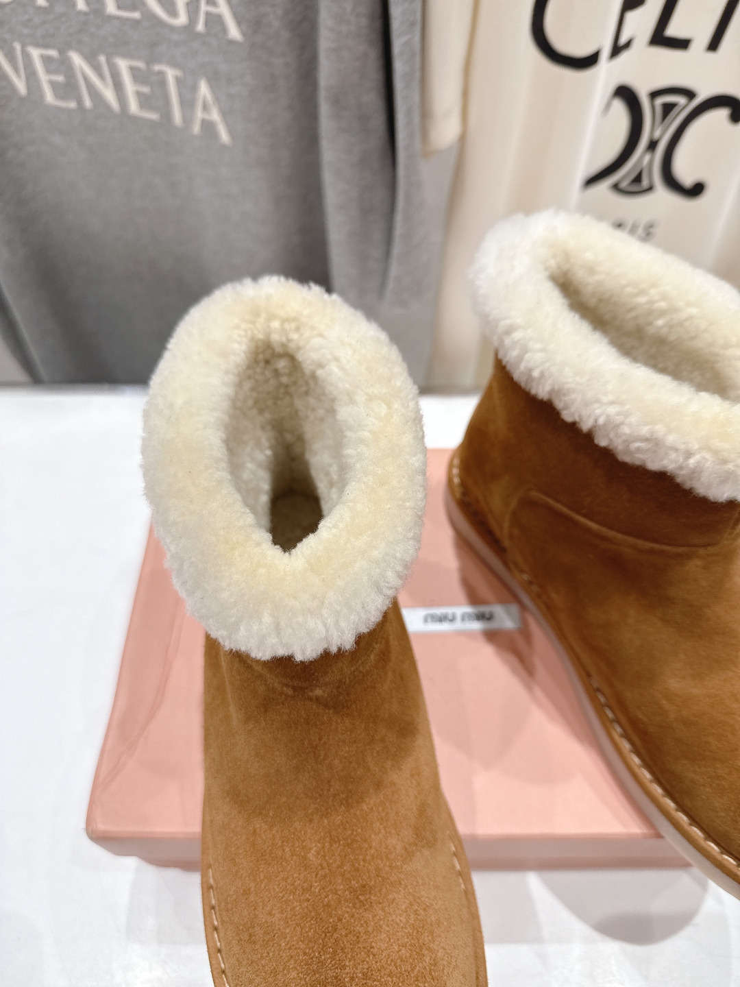 高版本出厂 MiuMiu/缪缪2025ss秋冬走秀款F027·羊毛小短靴雪地靴毛毛鞋经常出现在各大时装杂