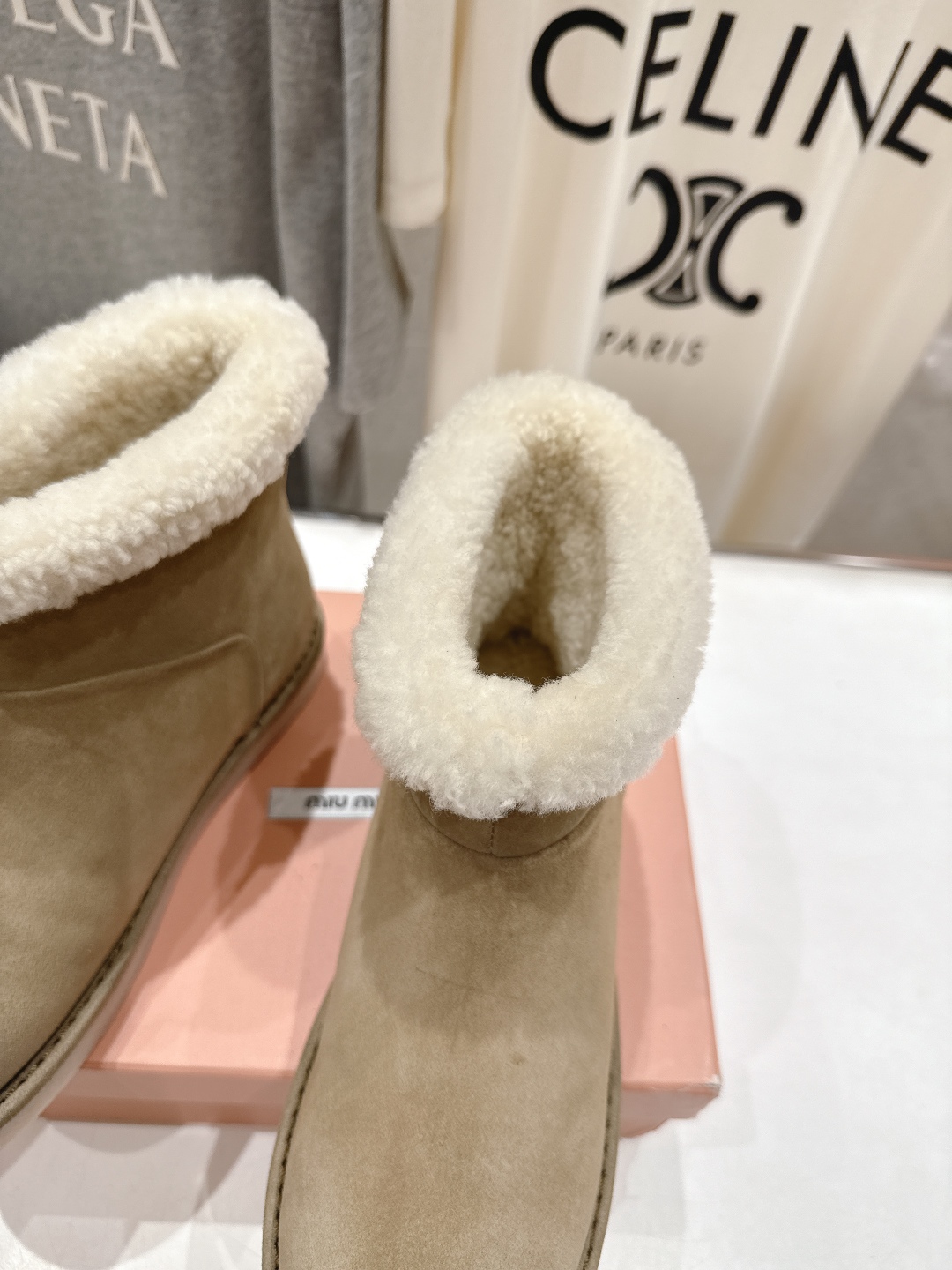 高版本出厂 MiuMiu/缪缪2025ss秋冬走秀款F027·羊毛小短靴雪地靴毛毛鞋经常出现在各大时装杂