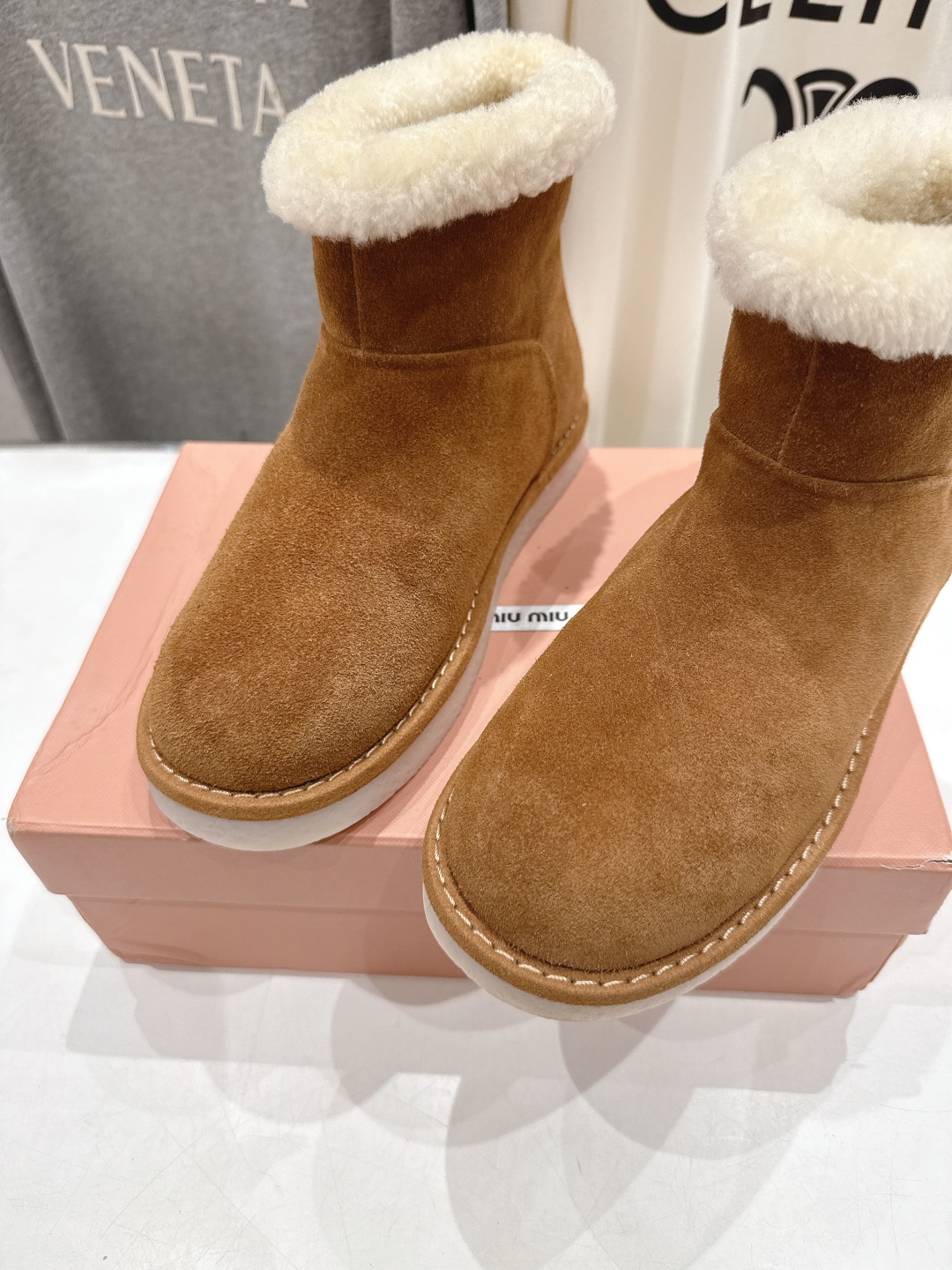 高版本出厂 MiuMiu/缪缪2025ss秋冬走秀款F027·羊毛小短靴雪地靴毛毛鞋经常出现在各大时装杂
