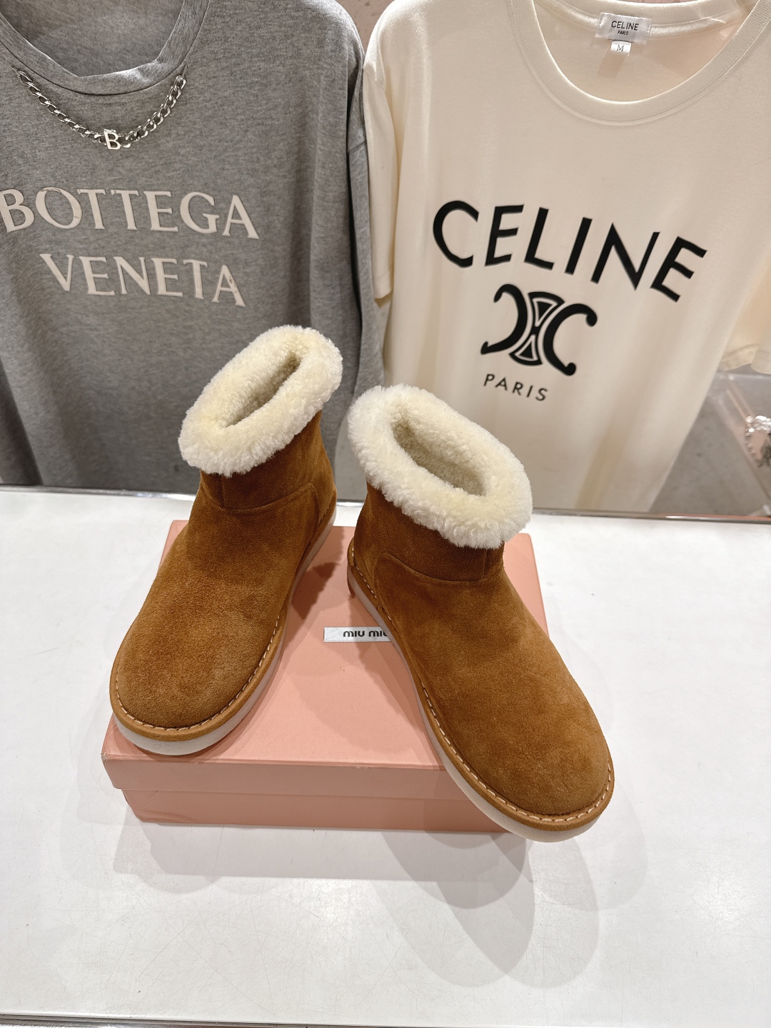 高版本出厂 MiuMiu/缪缪2025ss秋冬走秀款F027·羊毛小短靴雪地靴毛毛鞋经常出现在各大时装杂