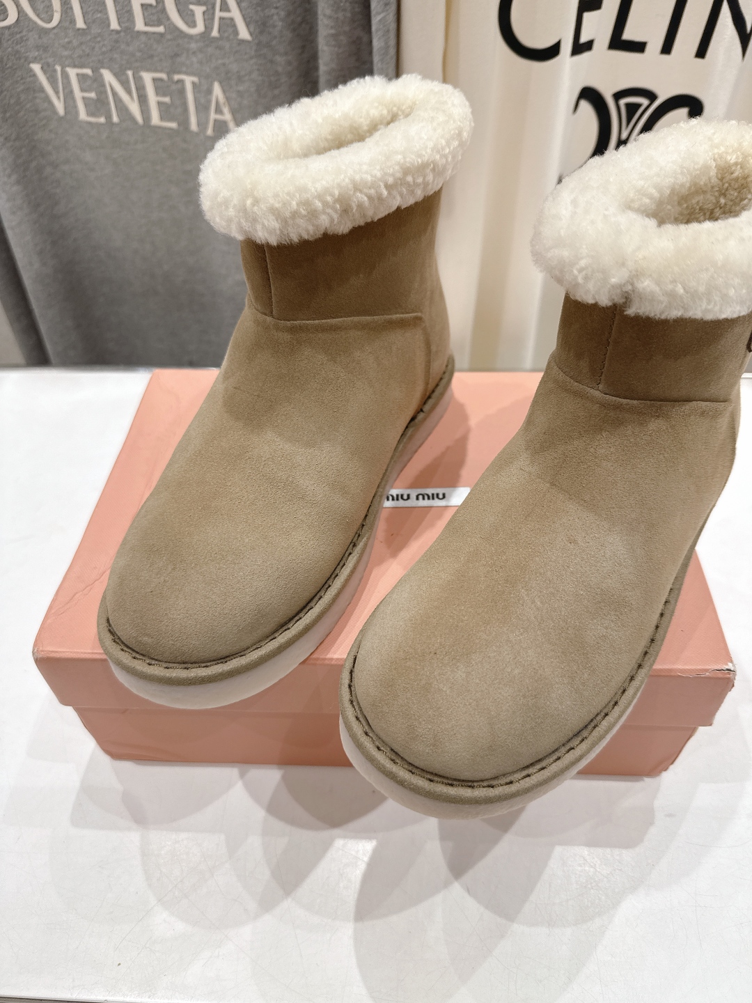 高版本出厂 MiuMiu/缪缪2025ss秋冬走秀款F027·羊毛小短靴雪地靴毛毛鞋经常出现在各大时装杂