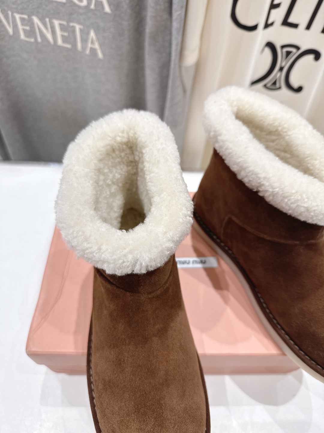 高版本出厂 MiuMiu/缪缪2025ss秋冬走秀款F027·羊毛小短靴雪地靴毛毛鞋经常出现在各大时装杂
