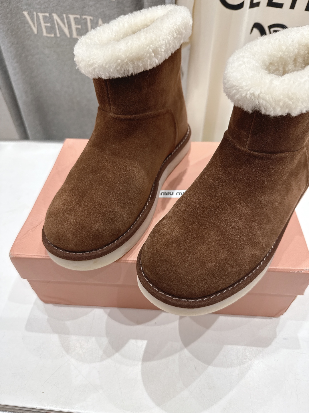 高版本出厂 MiuMiu/缪缪2025ss秋冬走秀款F027·羊毛小短靴雪地靴毛毛鞋经常出现在各大时装杂