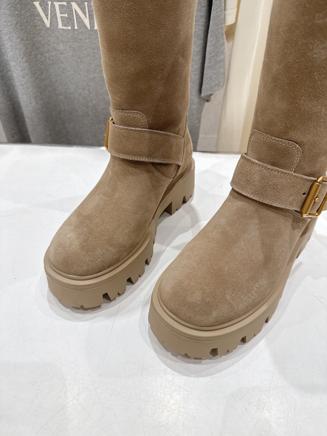 高版本出厂 prada/普拉达F029 2025ss秋冬新款三角扣厚底长靴马丁靴,非常耐看的一款走秀款长