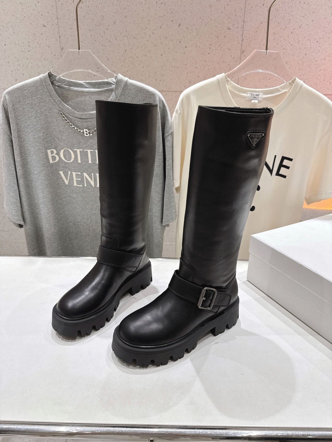 高版本出厂 prada/普拉达F029 2025ss秋冬新款三角扣厚底长靴马丁靴,非常耐看的一款走秀款长