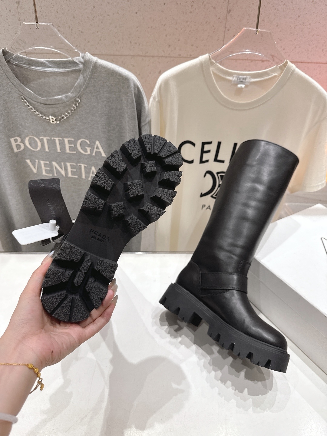 高版本出厂 prada/普拉达F029 2025ss秋冬新款三角扣厚底长靴马丁靴,非常耐看的一款走秀款长