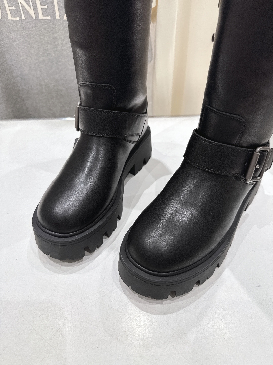 高版本出厂 prada/普拉达F029 2025ss秋冬新款三角扣厚底长靴马丁靴,非常耐看的一款走秀款长