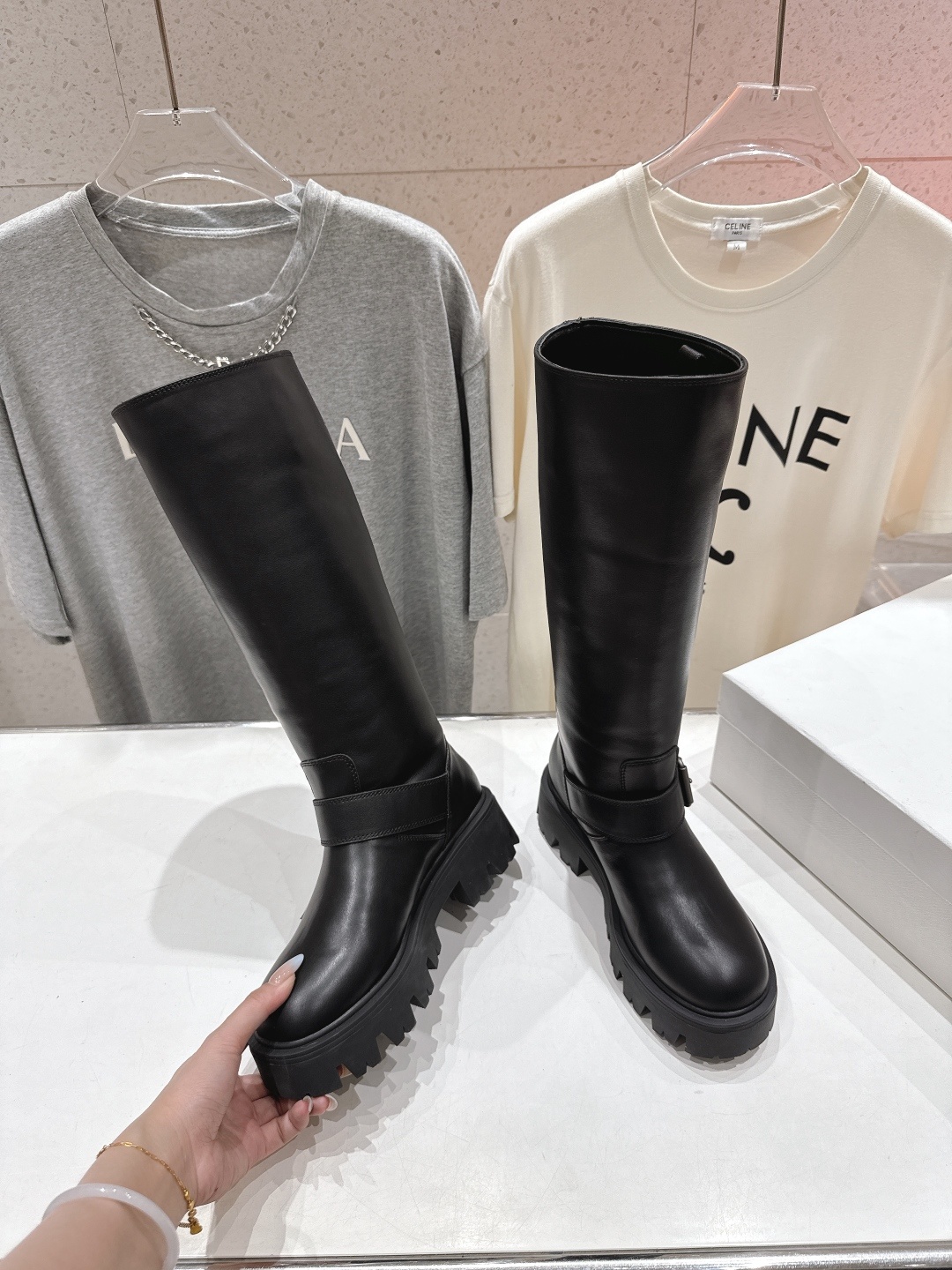 高版本出厂 prada/普拉达F029 2025ss秋冬新款三角扣厚底长靴马丁靴,非常耐看的一款走秀款长