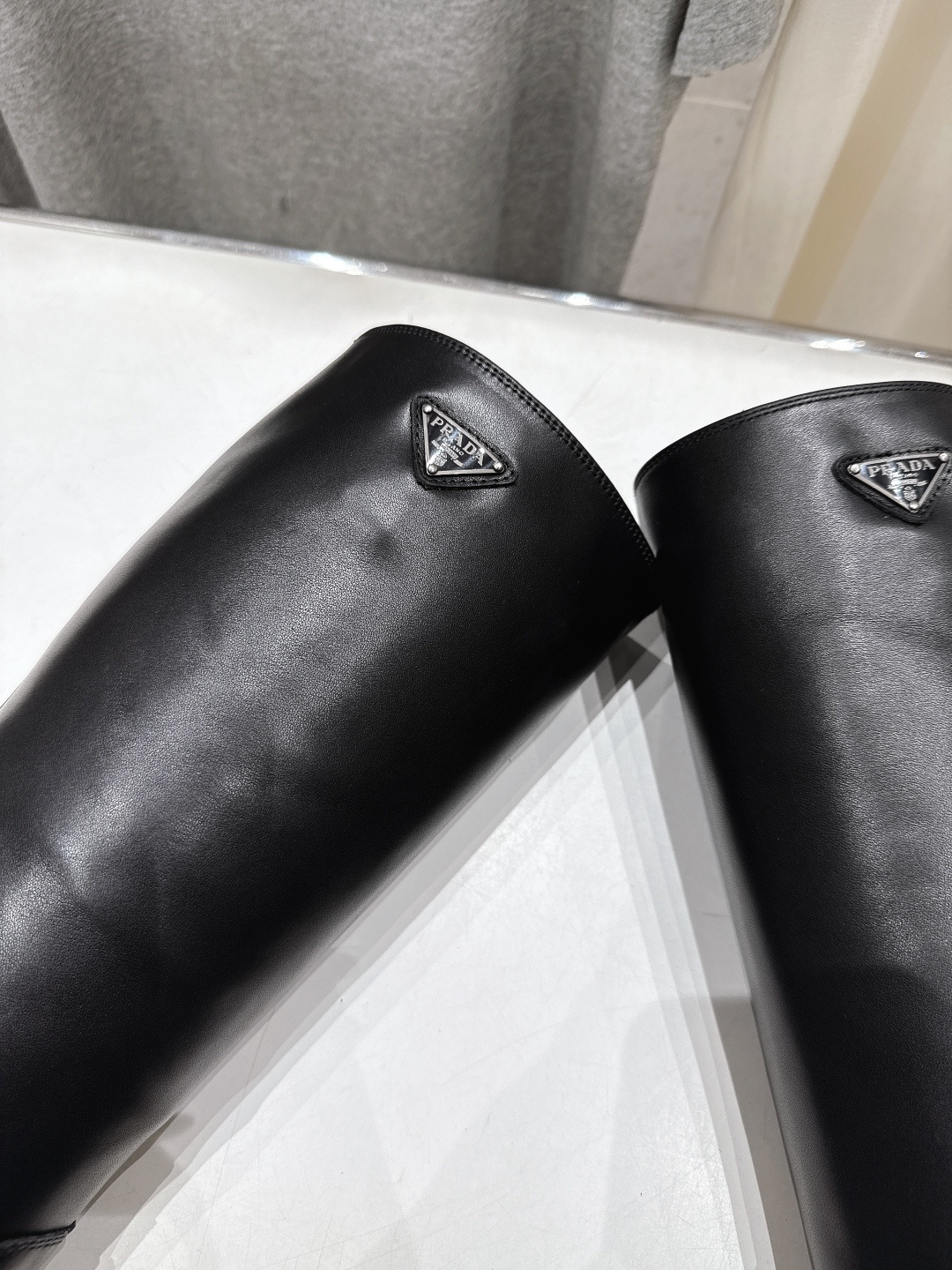 高版本出厂 prada/普拉达F029 2025ss秋冬新款三角扣厚底长靴马丁靴,非常耐看的一款走秀款长