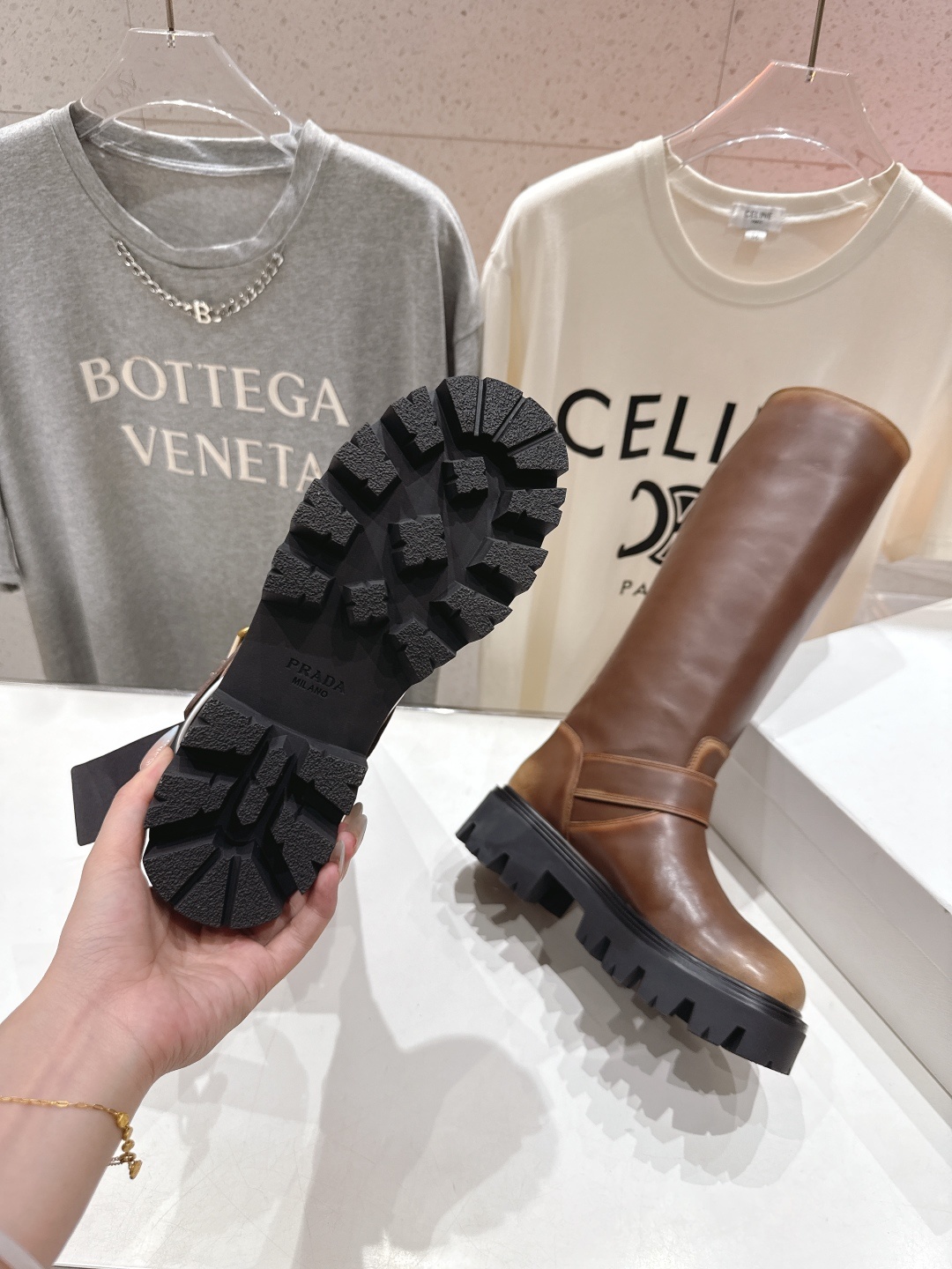 高版本出厂 prada/普拉达F029 2025ss秋冬新款三角扣厚底长靴马丁靴,非常耐看的一款走秀款长
