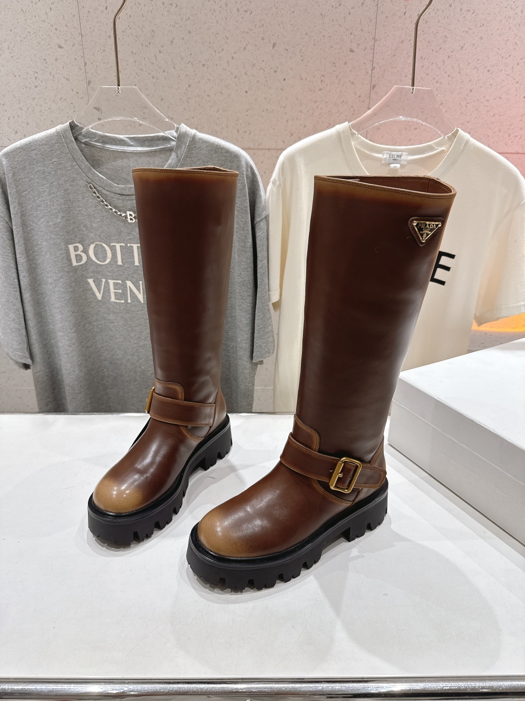 高版本出厂 prada/普拉达F029 2025ss秋冬新款三角扣厚底长靴马丁靴,非常耐看的一款走秀款长
