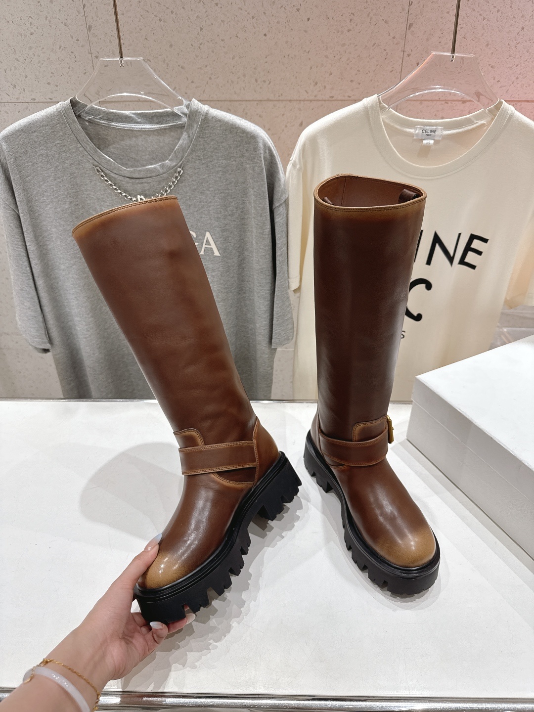 高版本出厂 prada/普拉达F029 2025ss秋冬新款三角扣厚底长靴马丁靴,非常耐看的一款走秀款长