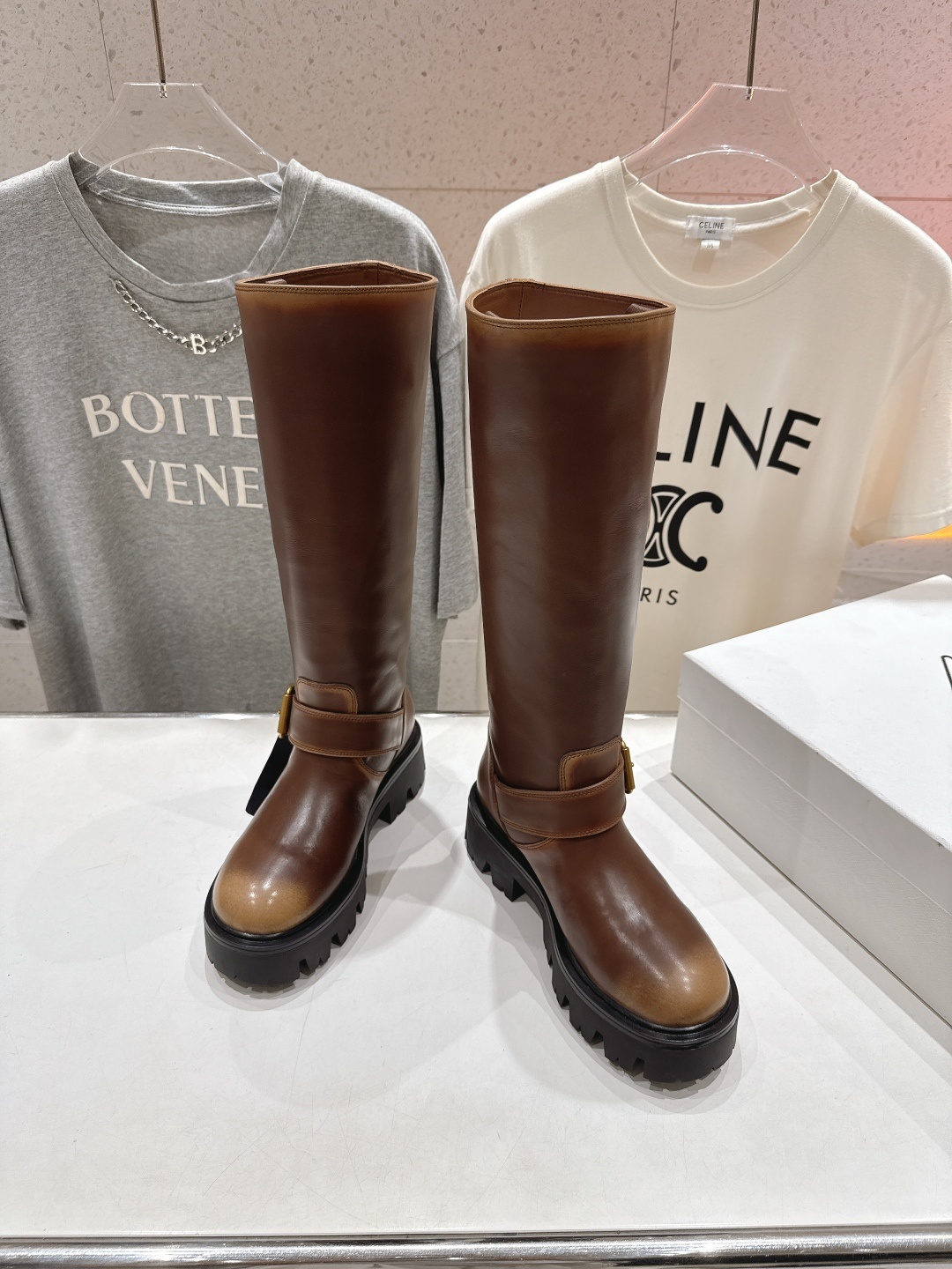 高版本出厂 prada/普拉达F029 2025ss秋冬新款三角扣厚底长靴马丁靴,非常耐看的一款走秀款长