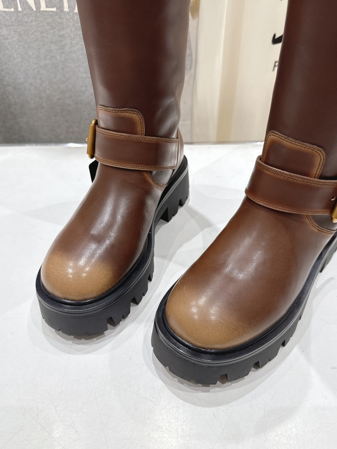 高版本出厂 prada/普拉达F029 2025ss秋冬新款三角扣厚底长靴马丁靴,非常耐看的一款走秀款长