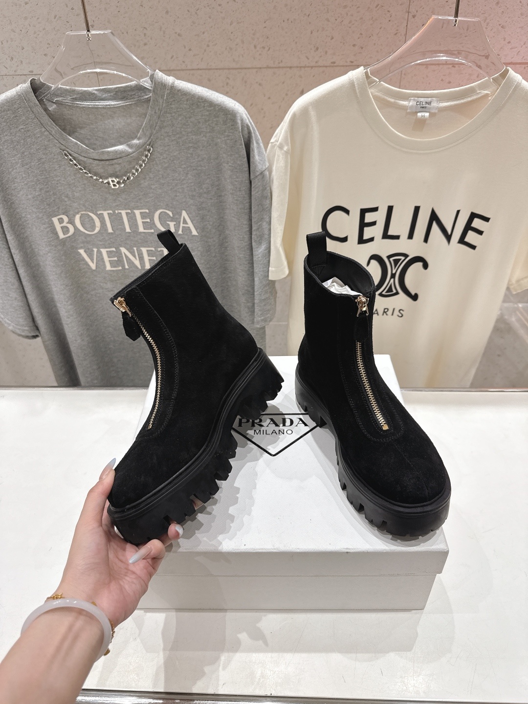 高版本出厂 prada/普拉达F041 2025ss最新三角扣厚底短靴马丁靴,非常耐看的一款走秀款小短靴