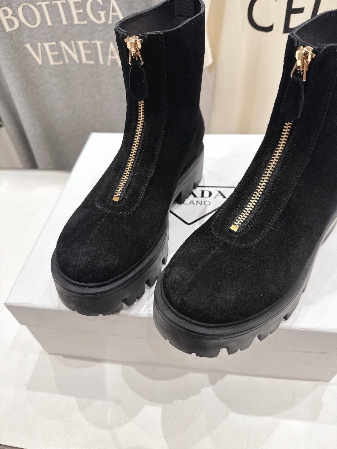 高版本出厂 prada/普拉达F041 2025ss最新三角扣厚底短靴马丁靴,非常耐看的一款走秀款小短靴