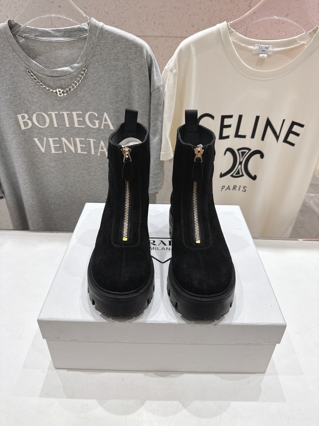 高版本出厂 prada/普拉达F041 2025ss最新三角扣厚底短靴马丁靴,非常耐看的一款走秀款小短靴