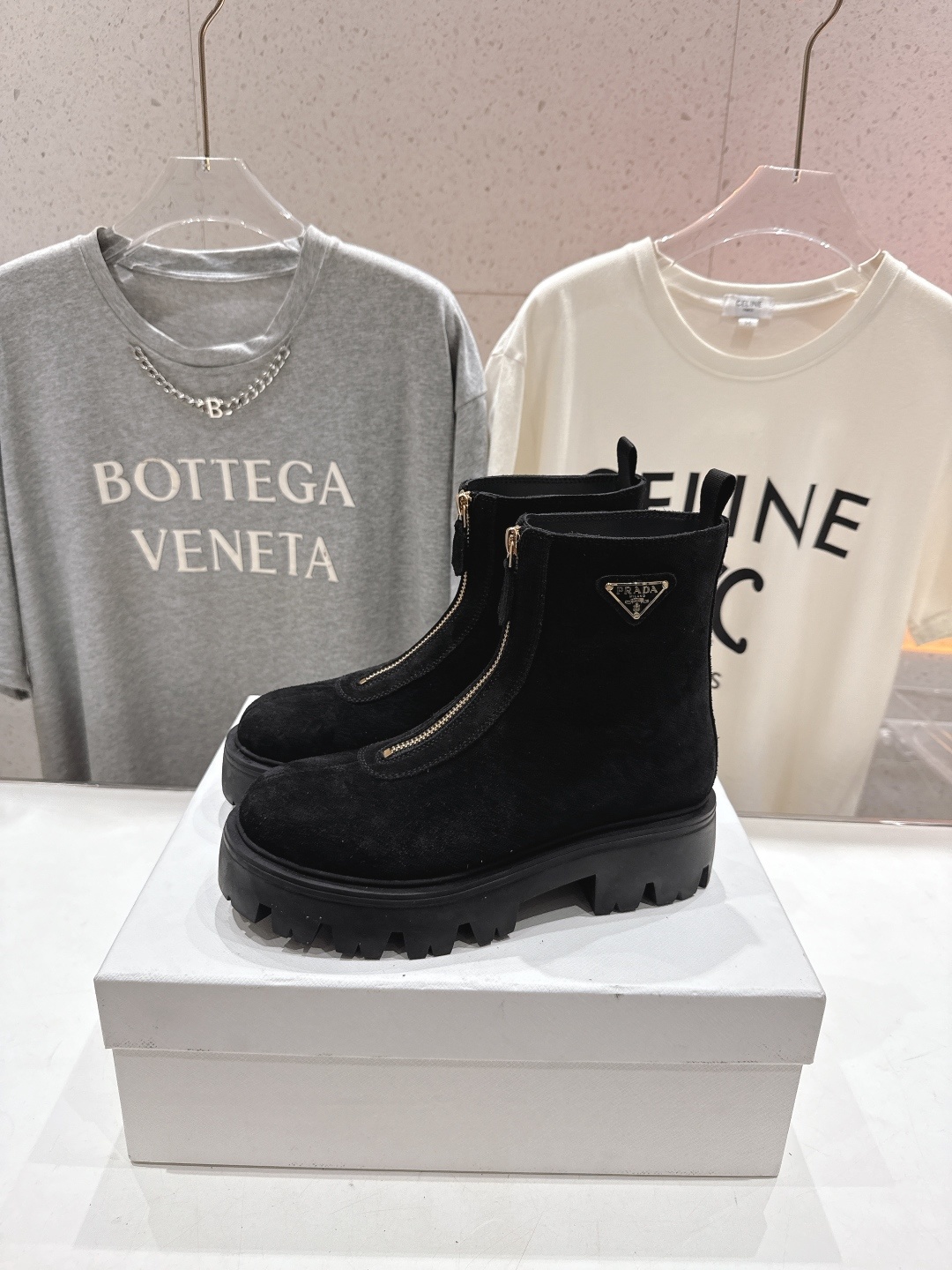 高版本出厂 prada/普拉达F041 2025ss最新三角扣厚底短靴马丁靴,非常耐看的一款走秀款小短靴
