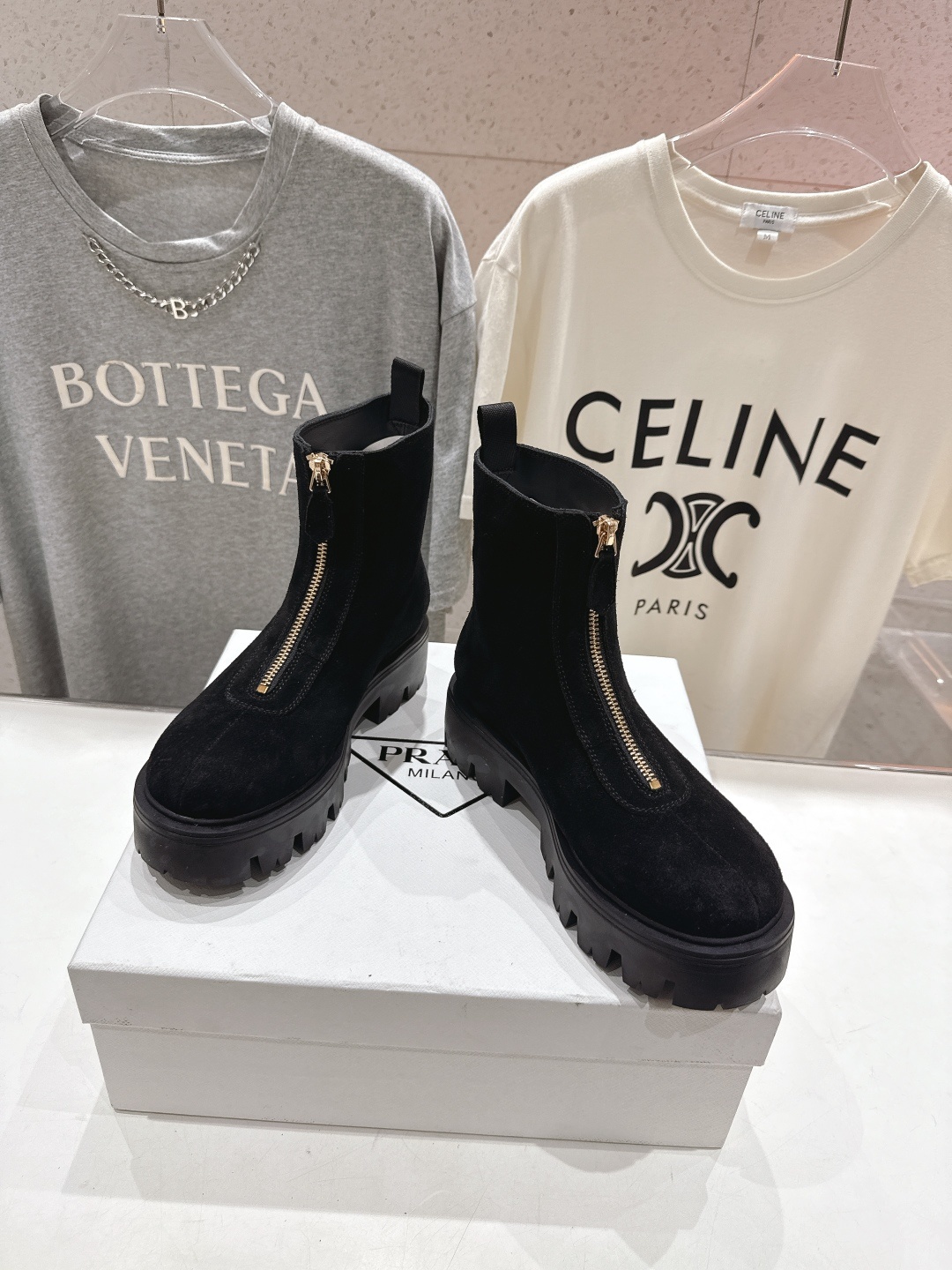 高版本出厂 prada/普拉达F041 2025ss最新三角扣厚底短靴马丁靴,非常耐看的一款走秀款小短靴