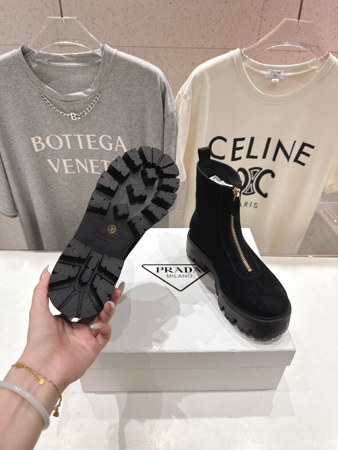 高版本出厂 prada/普拉达F041 2025ss最新三角扣厚底短靴马丁靴,非常耐看的一款走秀款小短靴