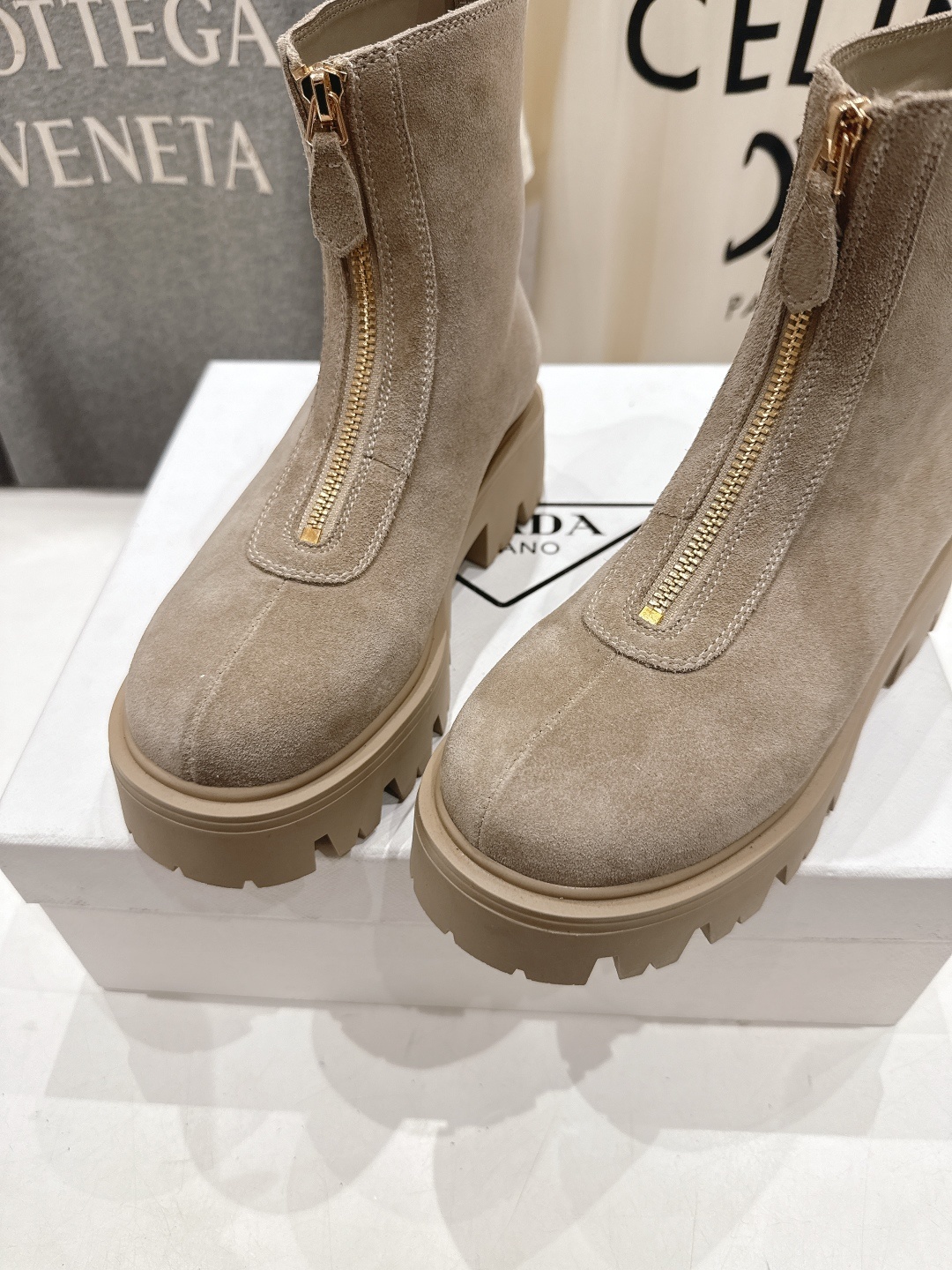 高版本出厂 prada/普拉达F041 2025ss最新三角扣厚底短靴马丁靴,非常耐看的一款走秀款小短靴