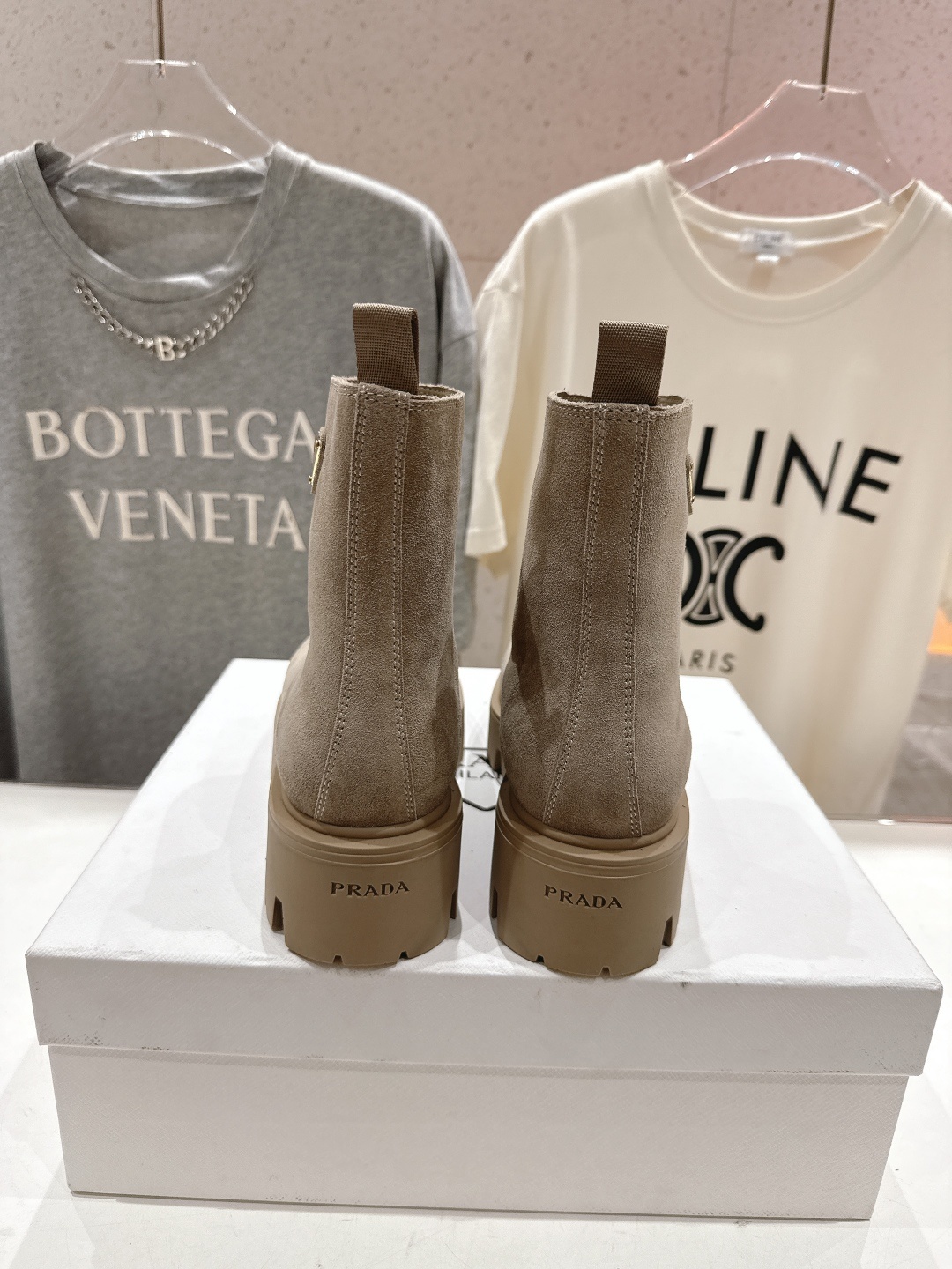 高版本出厂 prada/普拉达F041 2025ss最新三角扣厚底短靴马丁靴,非常耐看的一款走秀款小短靴