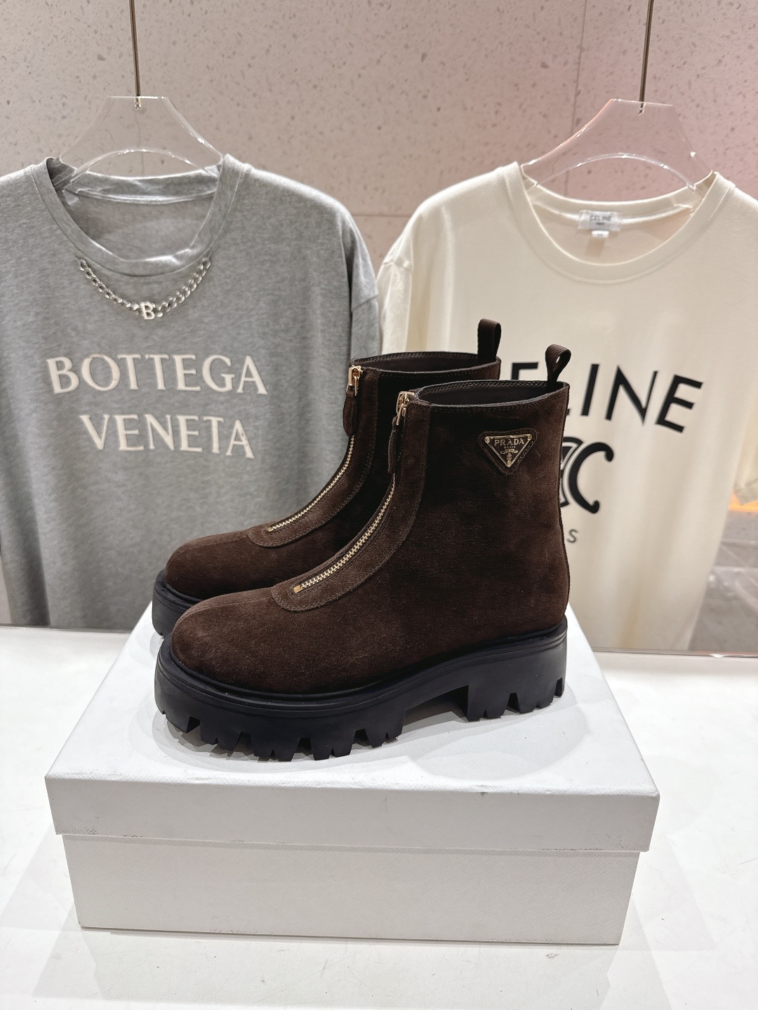 高版本出厂 prada/普拉达F041 2025ss最新三角扣厚底短靴马丁靴,非常耐看的一款走秀款小短靴