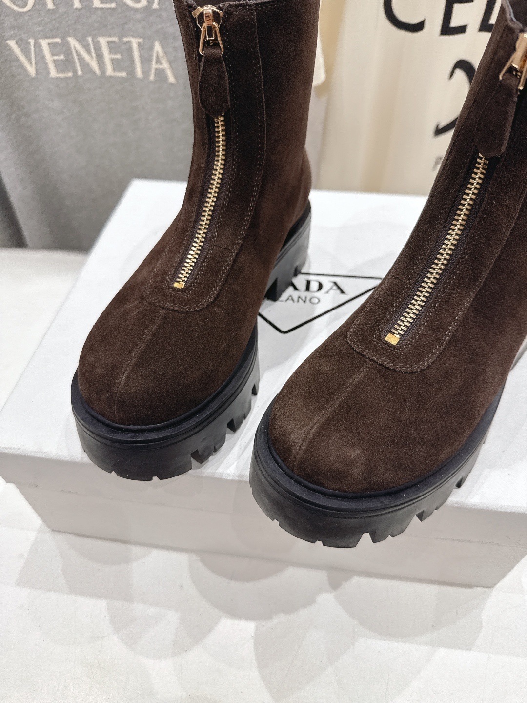 高版本出厂 prada/普拉达F041 2025ss最新三角扣厚底短靴马丁靴,非常耐看的一款走秀款小短靴