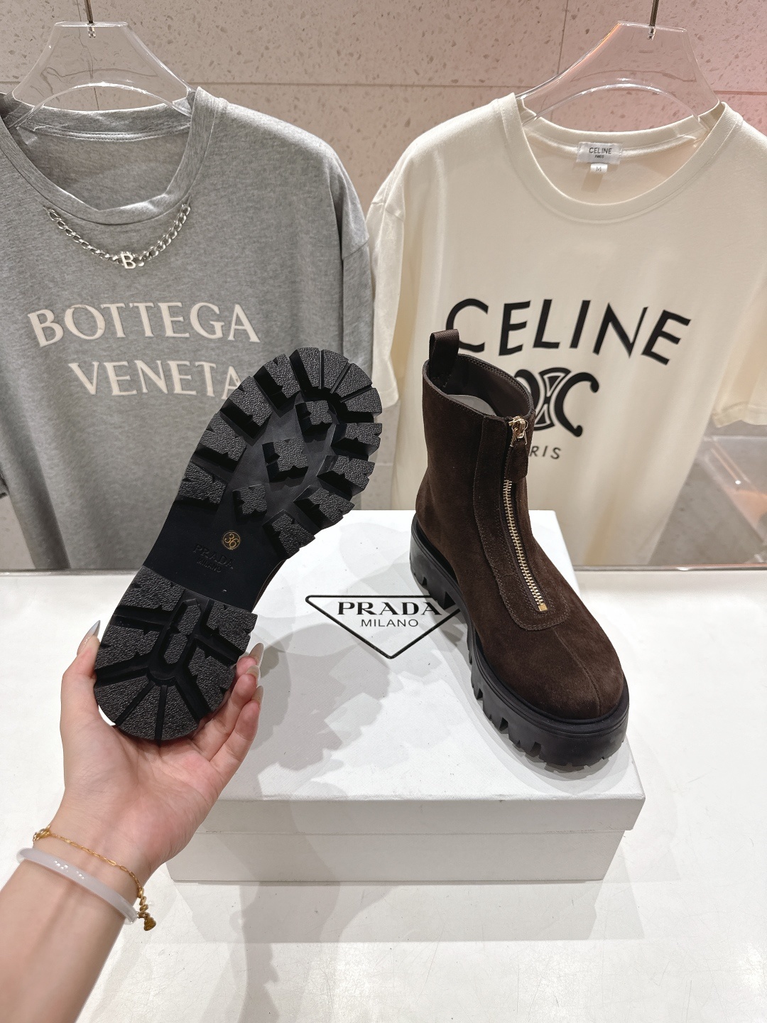 高版本出厂 prada/普拉达F041 2025ss最新三角扣厚底短靴马丁靴,非常耐看的一款走秀款小短靴