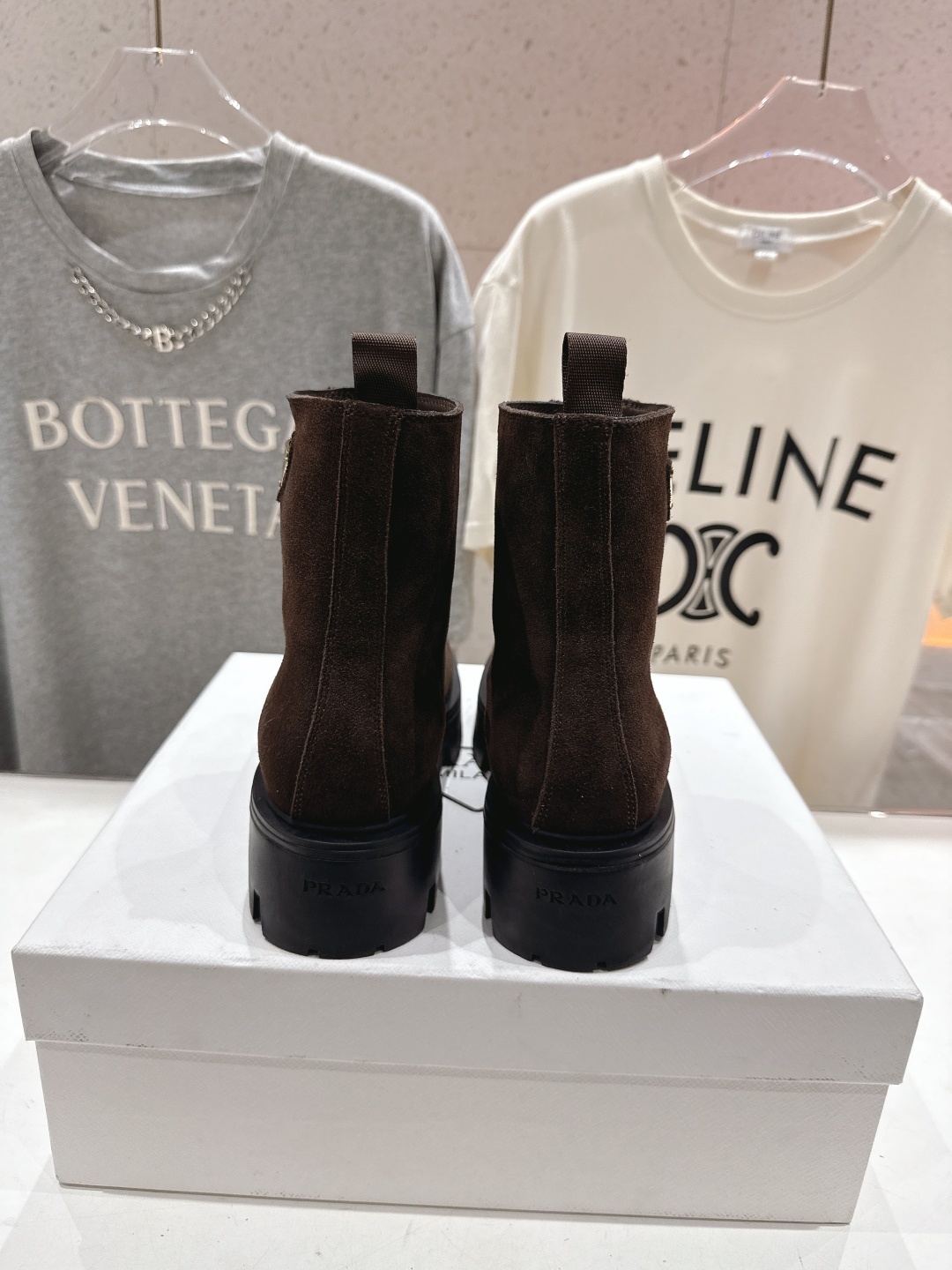 高版本出厂 prada/普拉达F041 2025ss最新三角扣厚底短靴马丁靴,非常耐看的一款走秀款小短靴