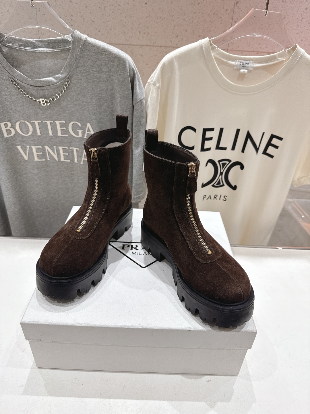 高版本出厂 prada/普拉达F041 2025ss最新三角扣厚底短靴马丁靴,非常耐看的一款走秀款小短靴