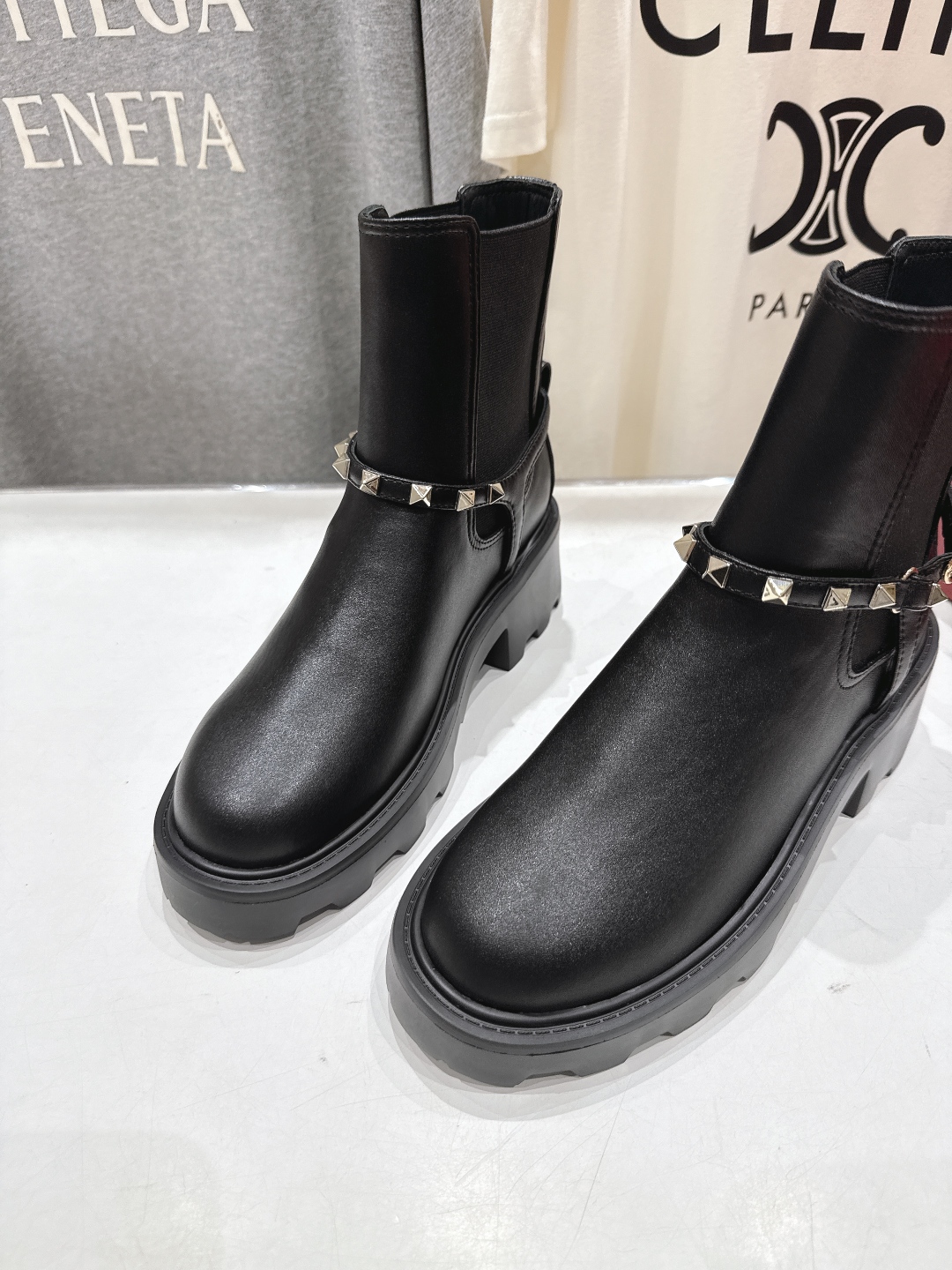 高版本出厂 ～New～顶级制作·Valentino·华伦天奴〰️2025ss秋冬系列新款切尔西短靴创新与