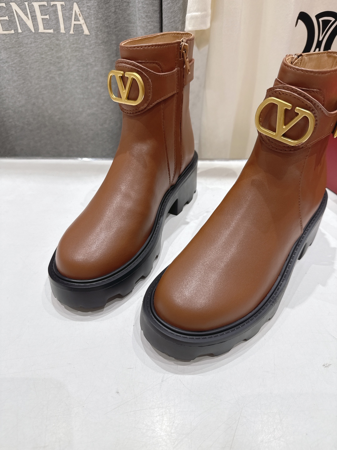 高版本出厂 ～New～顶级制作·Valentino·华伦天奴〰️2025ss秋冬系列新款切尔西短靴创新与