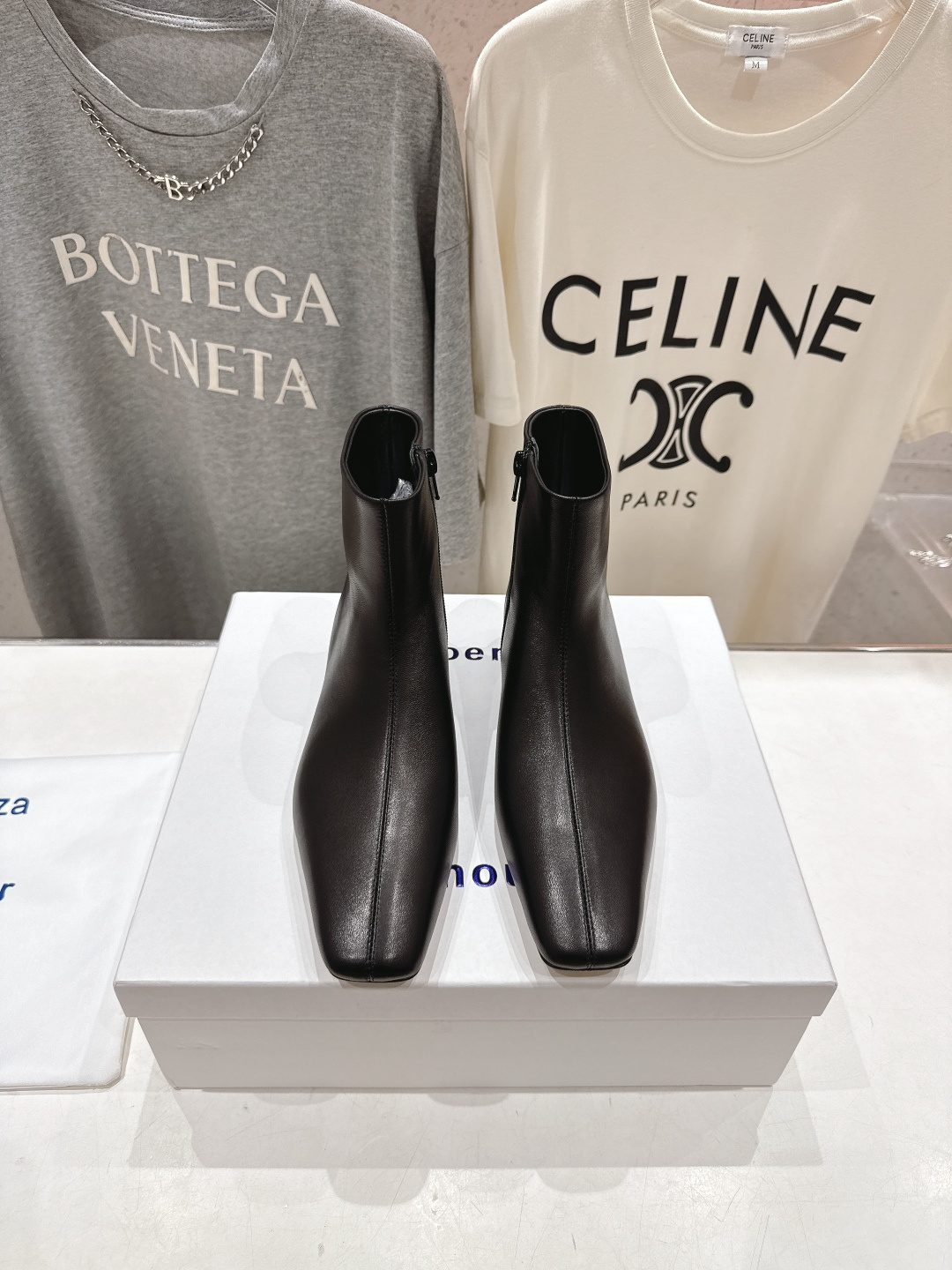 NO:479741,High-version pronza schooler F029 ps autumn and winter 2025ss new flat-soled slimming Chelsea short boots This will be the first explosive version that triggers early autumn. It is worth owning, with a unique fashion and trendy style. It is highly recommended to stock up in autumn. The shoe shape is super charm, the leather is soft and comfortable. It is very Chiu. The texture of the leather is soft and the daily wear and take off shoes is very easy to take care of. Material: original imported Yangjing upper, crystal sheepskin inner, crystal sheepskin footbed, outsole imported Italian leather outsole, heel height 5cm Size35-40 (40 custom made. No return or replacement), boots, boots, skirts, sheepskin, sheep, Leather soles19860909高版本  proenza schouler F029 ps秋冬2025ss新款平底显瘦切尔西短靴 这将是引爆早秋的第一款爆版,值得拥有,独具时尚潮流领先风格,强烈推荐备货入秋 鞋型韵味超赞,皮质柔软舒适度极高 搭配连衣裙束脚工裤装非常Chiu 皮料的质感柔软日常穿脱鞋子非常方便打理 材质:原版进口羊京鞋面 水晶羊皮内里 水晶羊皮垫脚 大底意大利进口真皮大底 跟高5cm Size35-40 (40定做.不退不换）,靴子,boots,skirts,sheepskin,sheep,Leather soles,Women's Shoes