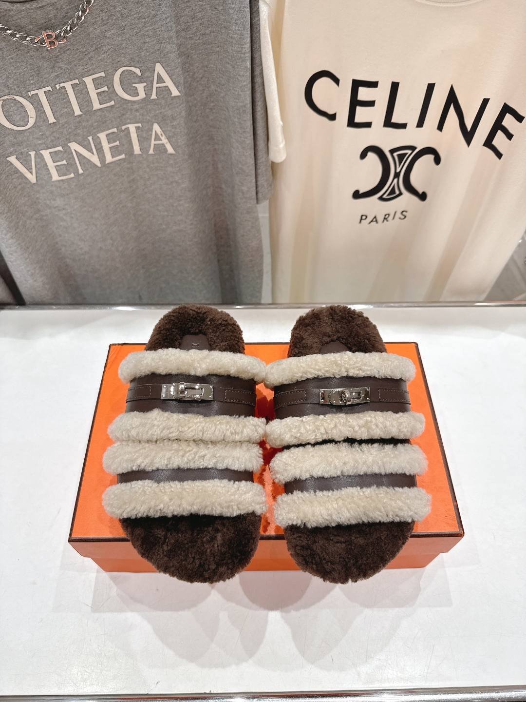 顶级出厂 Hermes 爱马仕H家又一款让你完全hold不住钱包的大爆款毛毛拖鞋🤩🤩毛毛超级舒服的，越看
