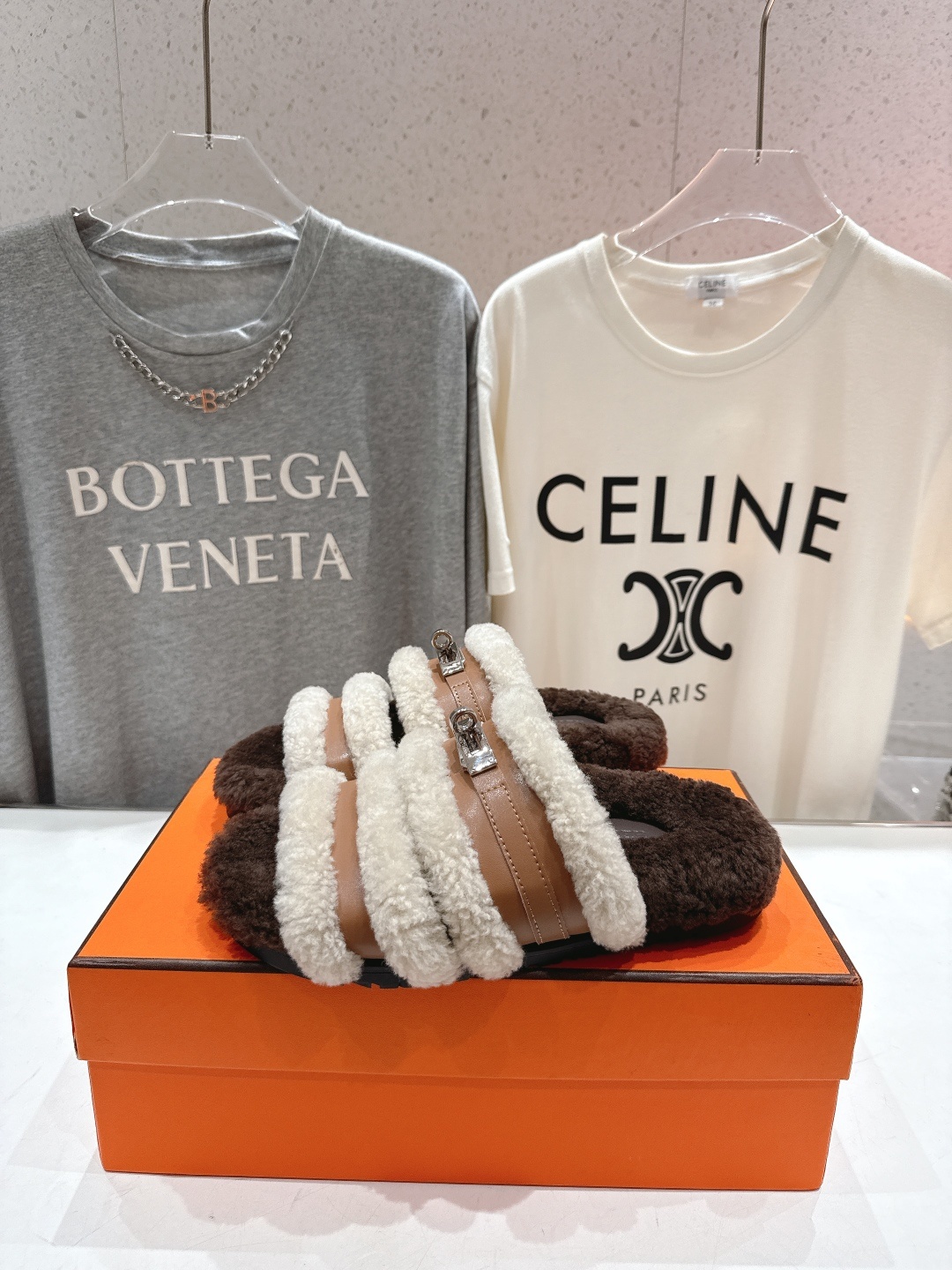 顶级出厂 Hermes 爱马仕H家又一款让你完全hold不住钱包的大爆款毛毛拖鞋🤩🤩毛毛超级舒服的,越看