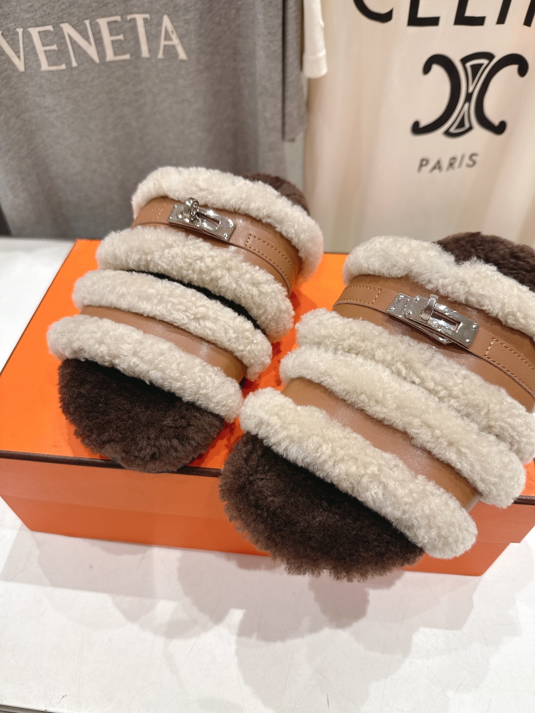 顶级出厂 Hermes 爱马仕H家又一款让你完全hold不住钱包的大爆款毛毛拖鞋🤩🤩毛毛超级舒服的,越看