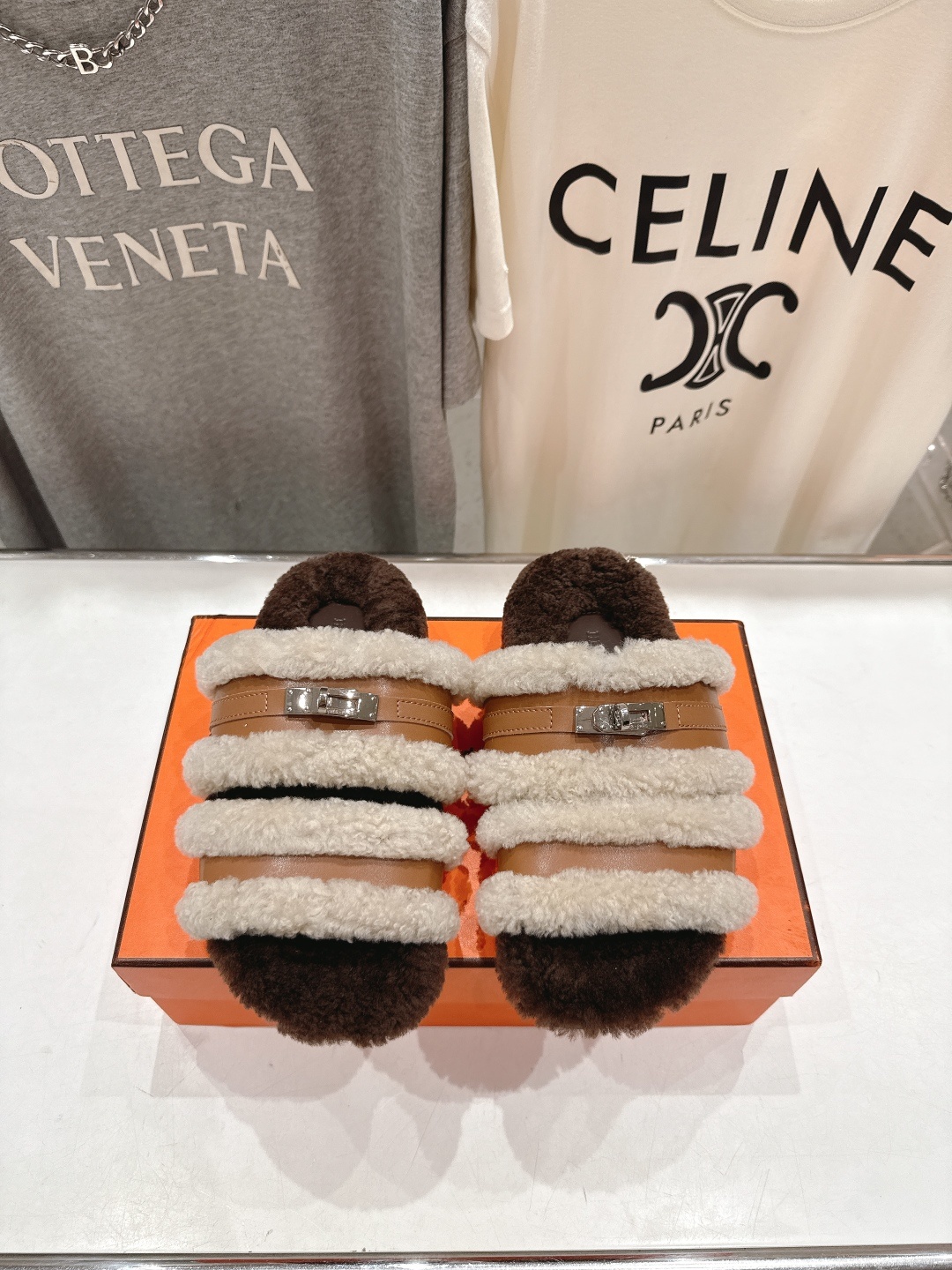 顶级出厂 Hermes 爱马仕H家又一款让你完全hold不住钱包的大爆款毛毛拖鞋🤩🤩毛毛超级舒服的,越看