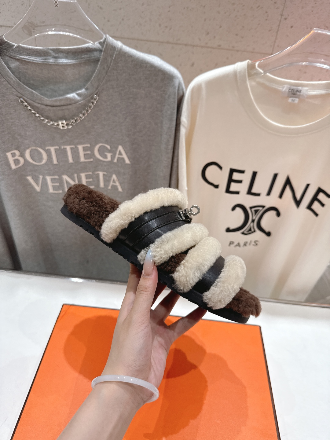 顶级出厂 Hermes 爱马仕H家又一款让你完全hold不住钱包的大爆款毛毛拖鞋🤩🤩毛毛超级舒服的，越看