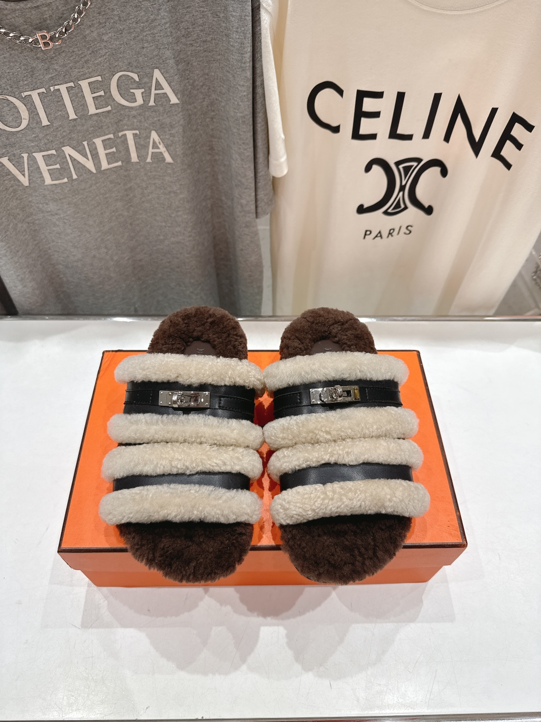 顶级出厂 Hermes 爱马仕H家又一款让你完全hold不住钱包的大爆款毛毛拖鞋🤩🤩毛毛超级舒服的，越看