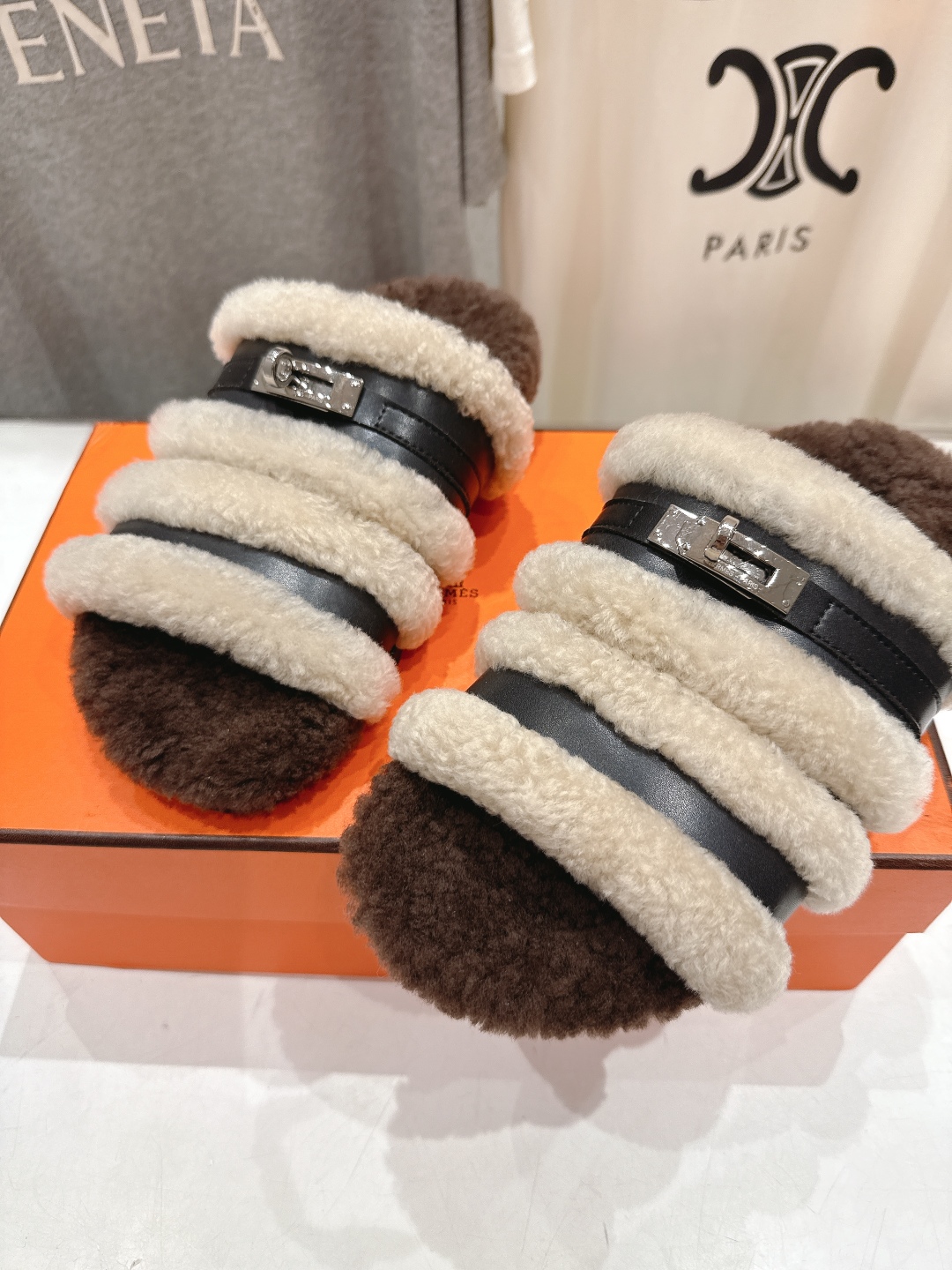 顶级出厂 Hermes 爱马仕H家又一款让你完全hold不住钱包的大爆款毛毛拖鞋🤩🤩毛毛超级舒服的，越看