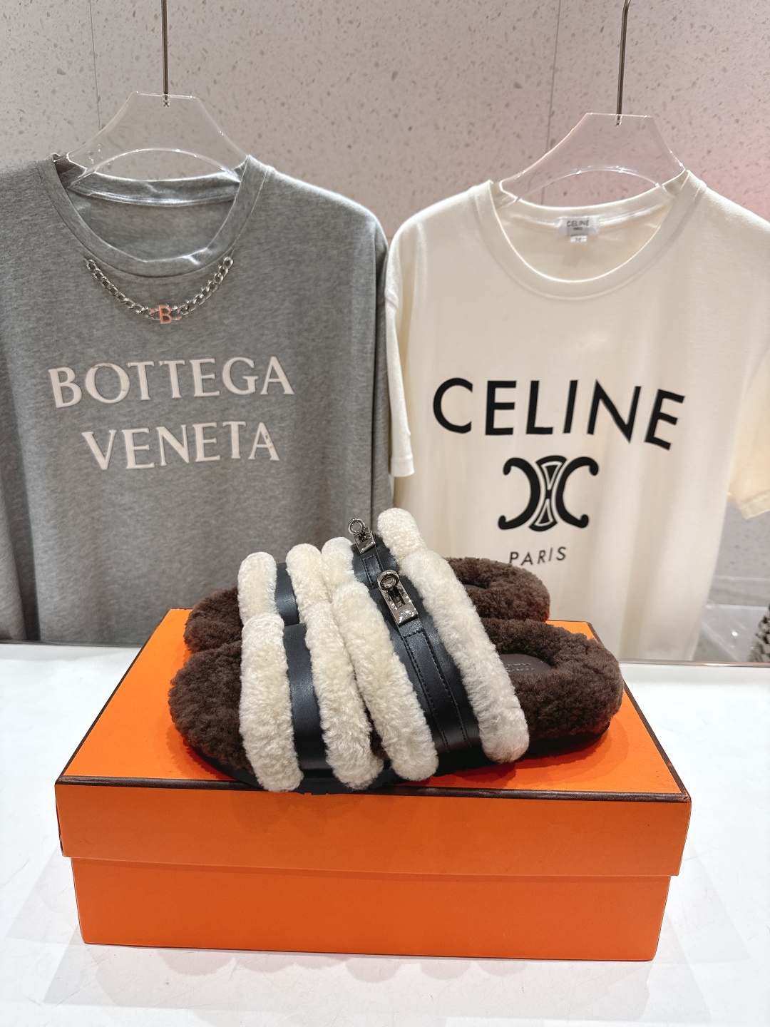 顶级出厂 Hermes 爱马仕H家又一款让你完全hold不住钱包的大爆款毛毛拖鞋🤩🤩毛毛超级舒服的，越看