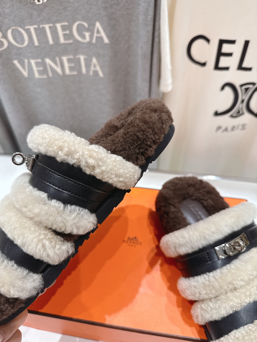 顶级出厂 Hermes 爱马仕H家又一款让你完全hold不住钱包的大爆款毛毛拖鞋🤩🤩毛毛超级舒服的，越看