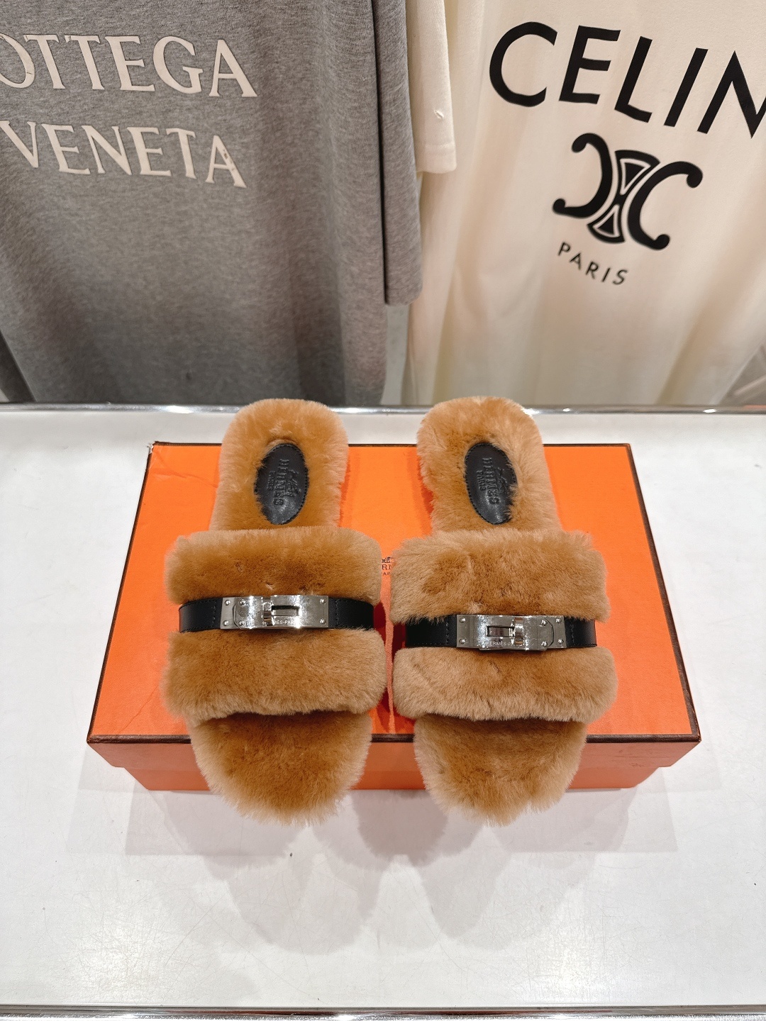 顶级出厂 Hermes*|爱马仕F021 2025ssH家新款平底毛毛拖鞋‼️羊羔毛特别柔软~上脚十分显