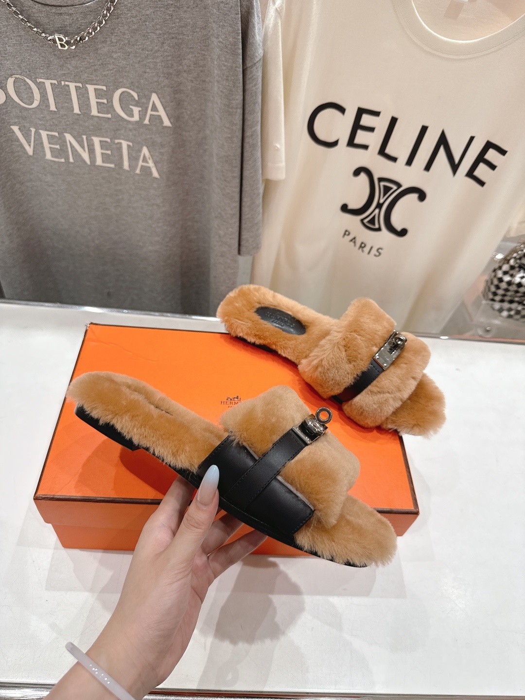 顶级出厂 Hermes*|爱马仕F021 2025ssH家新款平底毛毛拖鞋‼️羊羔毛特别柔软~上脚十分显