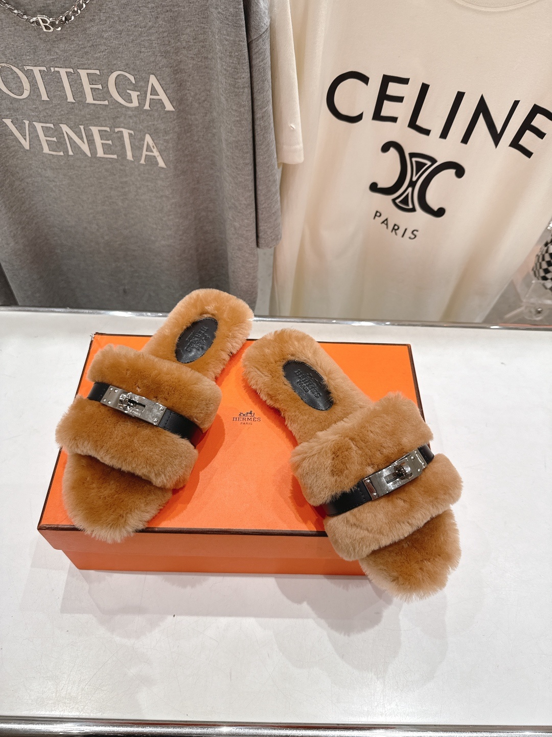 顶级出厂 Hermes*|爱马仕F021 2025ssH家新款平底毛毛拖鞋‼️羊羔毛特别柔软~上脚十分显